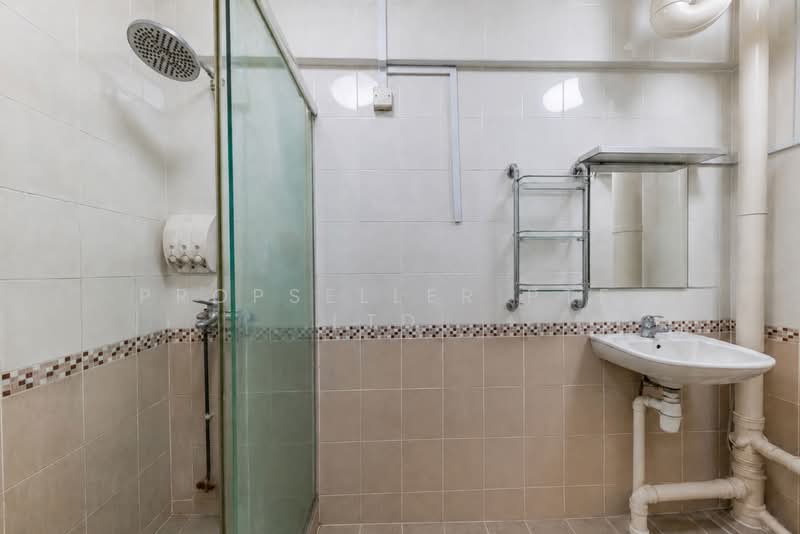 405 Jurong West Street 42, 405 Jurong West Street 42, 4 Bedrooms, 1,615 sqft, HDB Flat For Sale, by ADNIX LIU, 500158574 - Bathroom - PropertyGuru.com.sg