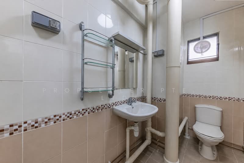 405 Jurong West Street 42, 405 Jurong West Street 42, 4 Bedrooms, 1,615 sqft, HDB Flat For Sale, by ADNIX LIU, 500158574 - Bathroom - PropertyGuru.com.sg
