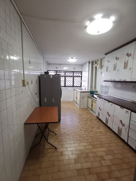 239 Bukit Batok East Avenue 5, 239 Bukit Batok East Avenue 5, 2 Bedrooms, 721 sqft, HDB Flat For Sale, by Evelyn Toh, 500158589 - Kitchen - PropertyGuru.com.sg