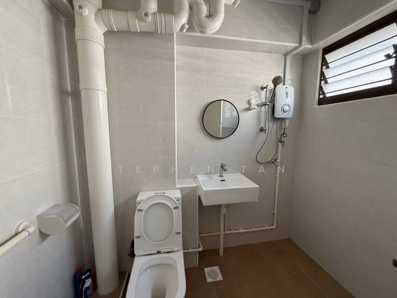 418 Hougang Avenue 8, 418 Hougang Avenue 8, 4 Bedrooms, 1,324 sqft, HDB Flat For Sale, by Stephen Tan, 500158668 - Bathroom - PropertyGuru.com.sg