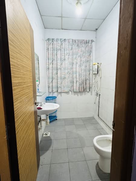 Shepherd's Hill Estate, Shepard's Drive, Room Rental, 150 sqft, Detached House For Rent, by Winnee Yang, 500158681 - Bathroom - PropertyGuru.com.sg