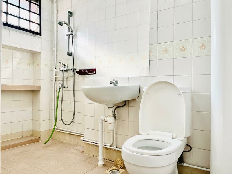 158 Pasir Ris Street 13, 158 Pasir Ris Street 13, 4 Bedrooms, 1,571 sqft, HDB Flat For Sale, by Chinn Ko, 500158727 - Master Toilet - PropertyGuru.com.sg