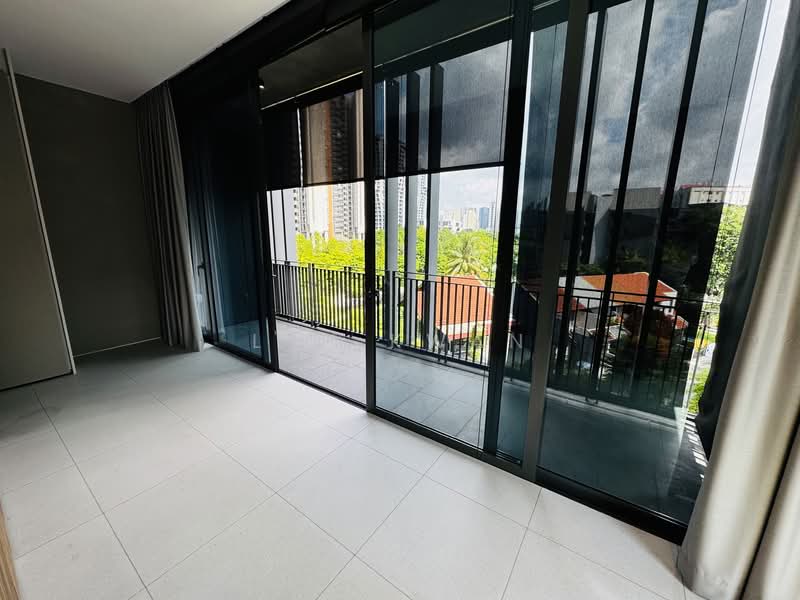 Petit Jervois, 33 Jervois Road, 2 Bedrooms, 1,001 sqft, Condominium For Rent, by Lyn Kwan, 500158732 - Master and Balcony - PropertyGuru.com.sg