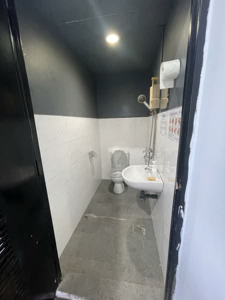 I-Lofts @ Changi, 15 Changi North Street 1, 1,100 sqft, Dormitory For Rent, by Joseph Lim, 500158739 - Bathroom - CommercialGuru.com.sg