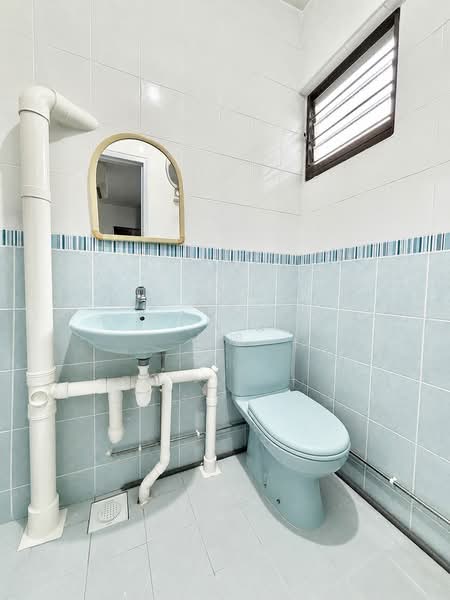 811 Tampines Avenue 4, 811 Tampines Avenue 4, 3 Bedrooms, 979 sqft, HDB Flat For Sale, by Jason Liew 俊明, 500158771 - Bathroom - PropertyGuru.com.sg