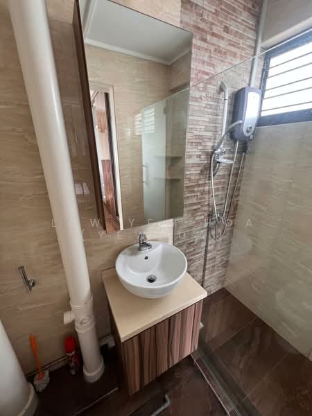 37 Telok Blangah Rise, 37 Telok Blangah Rise, 3 Bedrooms, 1,259 sqft, HDB Flat For Sale, by Low Yew Hoa (Yewhua), 500158817 - Bathroom - PropertyGuru.com.sg
