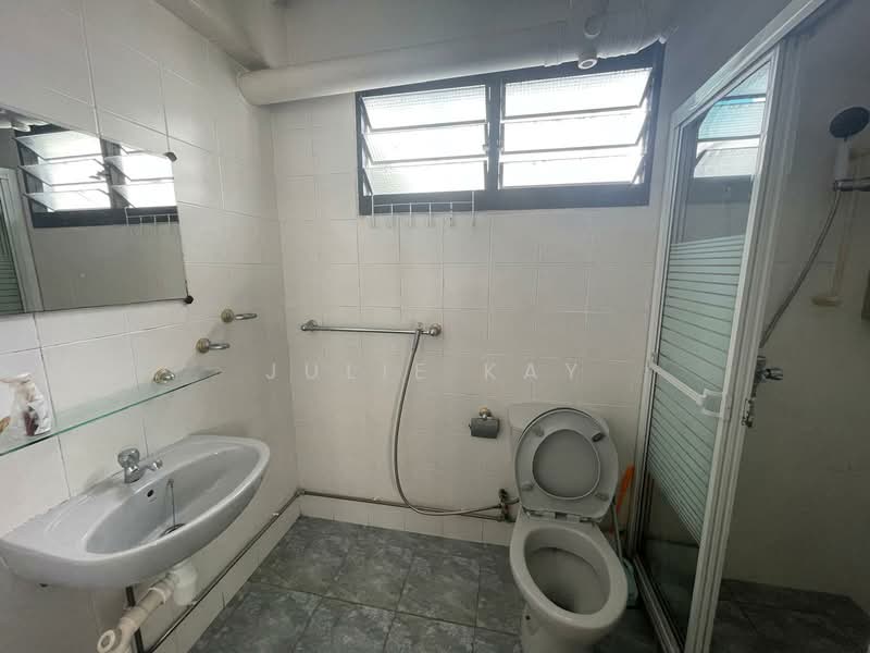 540 Jelapang Road, 540 Jelapang Road, 3 Bedrooms, 1,076 sqft, HDB Flat For Sale, by Julie Kay, 500158823 - Bathroom - PropertyGuru.com.sg