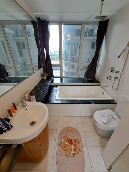 The Centris, 67 Jurong West Central 3, 4 Bedrooms, 980 sqft, Apartment For Rent, by Priscilla Lee, 500158843 - Bathroom - PropertyGuru.com.sg