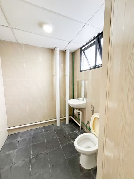 Oxley BizHub 2, 62 Ubi Road 1, 1,023 sqft, Light Industrial (B1) For Sale, by Calvin Choh, 500158878 - Bathroom - CommercialGuru.com.sg