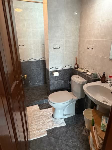 Spring Grove, 53A Grange Road, 3 Bedrooms, 1,388 sqft, Condominium For Rent, by Tina Jethmal, 500158882 - Bathroom - PropertyGuru.com.sg
