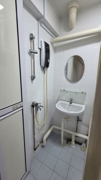 119 Ang Mo Kio Avenue 3, 119 Ang Mo Kio Avenue 3, 2 Bedrooms, 721 sqft, HDB Flat For Sale, by Nantha Kumar, 500158939 - Bathroom - PropertyGuru.com.sg