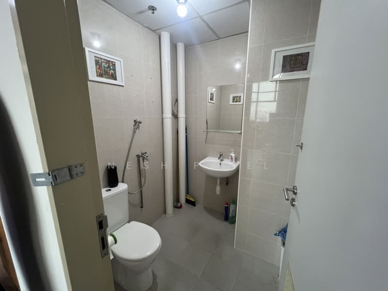Crescent @ Kallang, 47 Kallang Pudding Road, 947 sqft, Light Industrial (B1) For Sale, by Nesh Patel, 500158945 - Bathroom - CommercialGuru.com.sg
