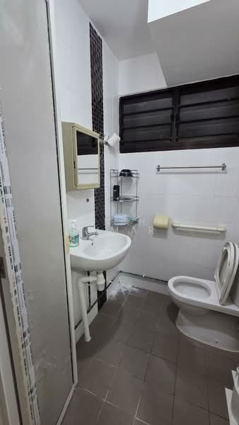 343 Clementi Avenue 5, 343 Clementi Avenue 5, 2 Bedrooms, 721 sqft, HDB Flat For Sale, by Nantha Kumar, 500158963 - Bathroom - PropertyGuru.com.sg