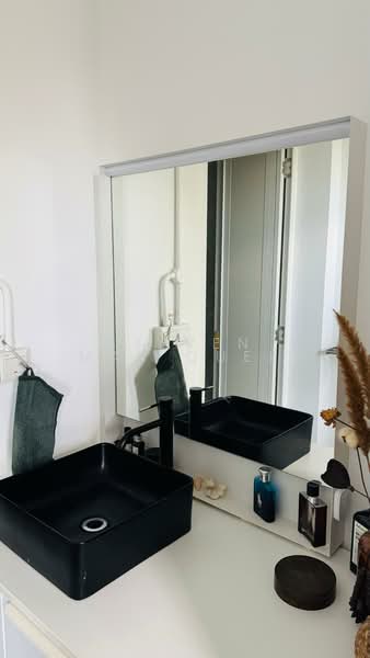 Novelty BizCentre, 18 Howard Road, 1,658 sqft, Light Industrial (B1) For Sale, by Steven Max Quek, 500158968 - Bathroom - CommercialGuru.com.sg