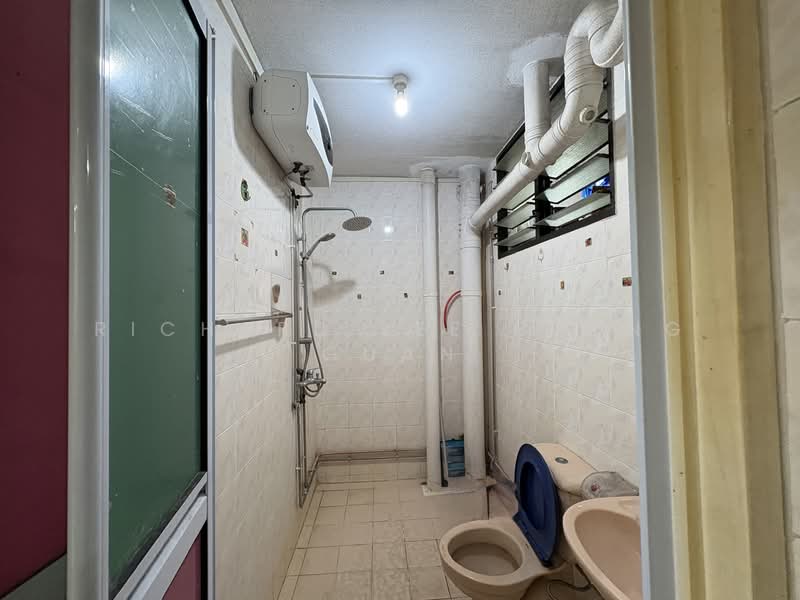 641 Jurong West Street 61, 641 Jurong West Street 61, 3 Bedrooms, 1,292 sqft, HDB Flat For Rent, by Richard Lee Cheng Guan, 500159006 - Bathroom - PropertyGuru.com.sg