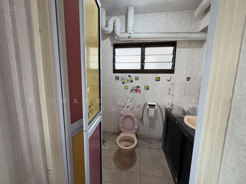 641 Jurong West Street 61, 641 Jurong West Street 61, 3 Bedrooms, 1,292 sqft, HDB Flat For Rent, by Richard Lee Cheng Guan, 500159006 - Bathroom - PropertyGuru.com.sg