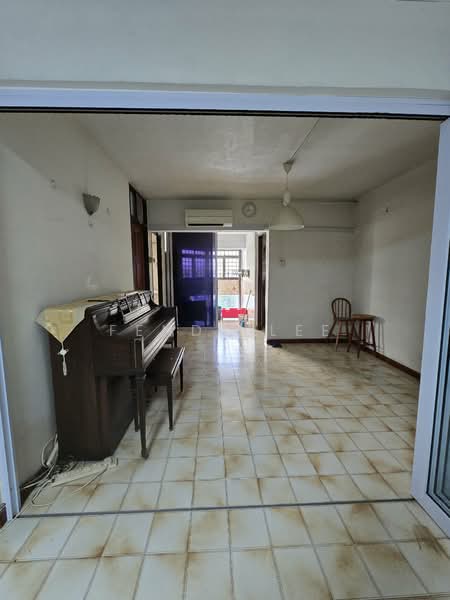230 Jurong East Street 21, 230 Jurong East Street 21, 3 Bedrooms, 1,292 sqft, HDB Flat For Sale, by Fendy Lee, 500159011 - Living Room - PropertyGuru.com.sg