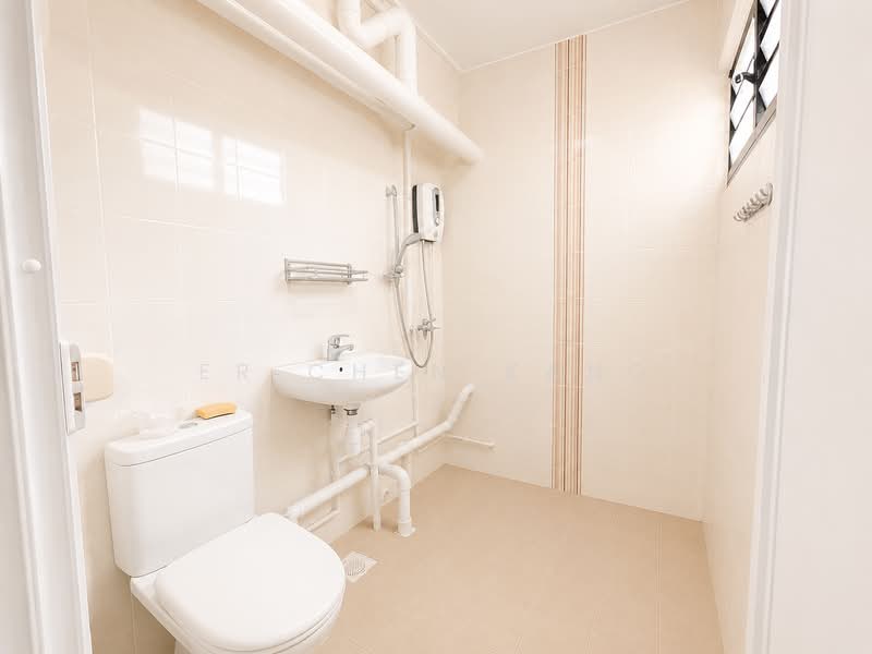 313 Jurong East Street 32, 313 Jurong East Street 32, 2 Bedrooms, 797 sqft, HDB Flat For Sale, by Er Chen Kang, 500159016 - Master Bath - PropertyGuru.com.sg