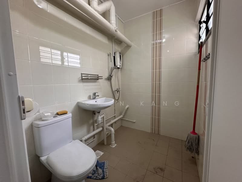 313 Jurong East Street 32, 313 Jurong East Street 32, 2 Bedrooms, 797 sqft, HDB Flat For Sale, by Er Chen Kang, 500159016 - Master Bath - PropertyGuru.com.sg