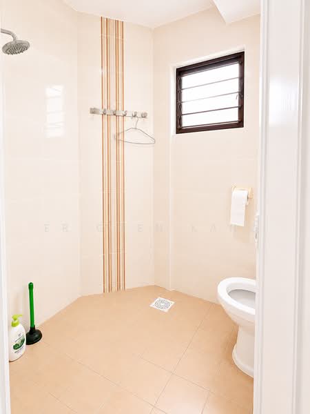 313 Jurong East Street 32, 313 Jurong East Street 32, 2 Bedrooms, 797 sqft, HDB Flat For Sale, by Er Chen Kang, 500159016 - Common Bath - PropertyGuru.com.sg