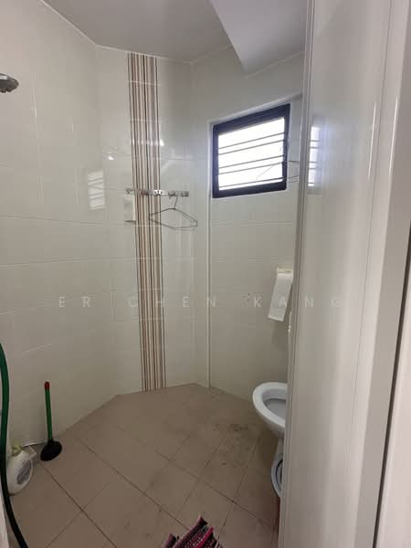 313 Jurong East Street 32, 313 Jurong East Street 32, 2 Bedrooms, 797 sqft, HDB Flat For Sale, by Er Chen Kang, 500159016 - Common Bath - PropertyGuru.com.sg