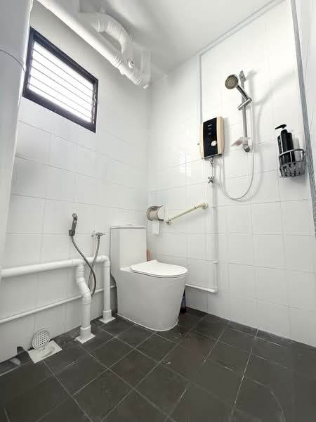 235 Tampines Street 21, 235 Tampines Street 21, 2 Bedrooms, 796 sqft, HDB Flat For Sale, by Esther Ng, 500159042 - Bathroom - PropertyGuru.com.sg