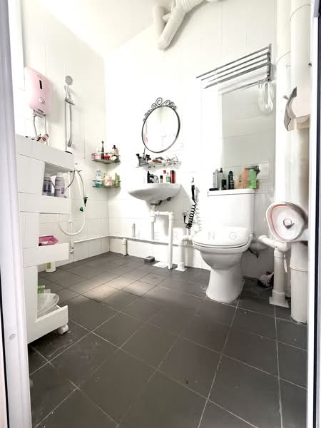 235 Tampines Street 21, 235 Tampines Street 21, 2 Bedrooms, 796 sqft, HDB Flat For Sale, by Esther Ng, 500159042 - Bathroom - PropertyGuru.com.sg