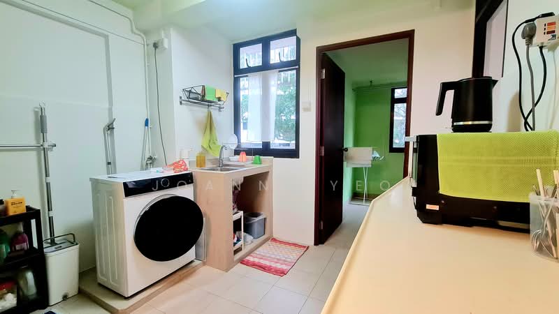 111 Commonwealth Crescent, 111 Commonwealth Crescent, Room Rental, 150 sqft, HDB Flat For Rent, by Joanne Yeo, 500159046 - Kitchen with washing machine - PropertyGuru.com.sg