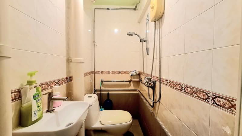 111 Commonwealth Crescent, 111 Commonwealth Crescent, Room Rental, 150 sqft, HDB Flat For Rent, by Joanne Yeo, 500159046 - Bathroom - PropertyGuru.com.sg