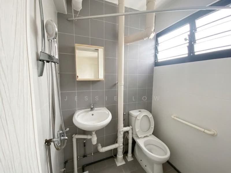 240 Bukit Batok East Avenue 5, 240 Bukit Batok East Avenue 5, 2 Bedrooms, 721 sqft, HDB Flat For Sale, by Jessie Low, 500159049 - Bathroom - PropertyGuru.com.sg