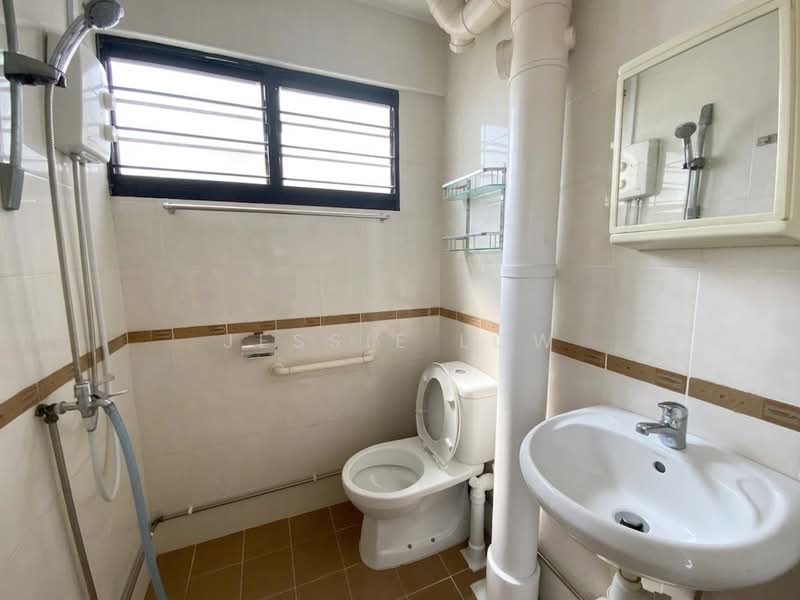 240 Bukit Batok East Avenue 5, 240 Bukit Batok East Avenue 5, 2 Bedrooms, 721 sqft, HDB Flat For Sale, by Jessie Low, 500159049 - Bathroom - PropertyGuru.com.sg