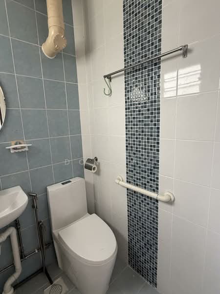 216 Yishun Street 21, 216 Yishun Street 21, 2 Bedrooms, 732 sqft, HDB Flat For Sale, by Don Tay, 500159057 - Bathroom - PropertyGuru.com.sg