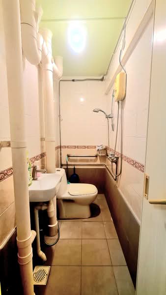 111 Commonwealth Crescent, 111 Commonwealth Crescent, Room Rental, 150 sqft, HDB Flat For Rent, by Joanne Yeo, 500159070 - Bathroom - PropertyGuru.com.sg