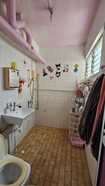 107 Bukit Batok West Avenue 6, 107 Bukit Batok West Avenue 6, 2 Bedrooms, 1,119 sqft, HDB Flat For Sale, by Garry Lai, 500159078 - Bathroom - PropertyGuru.com.sg