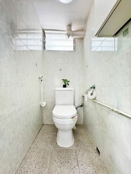 4 Tanjong Pagar Plaza, 4 Tanjong Pagar Plaza, 2 Bedrooms, 635 sqft, HDB Flat For Sale, by Clement Tan, 500159093 - Toilet - PropertyGuru.com.sg