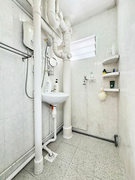 4 Tanjong Pagar Plaza, 4 Tanjong Pagar Plaza, 2 Bedrooms, 635 sqft, HDB Flat For Sale, by Clement Tan, 500159093 - Bathroom - PropertyGuru.com.sg