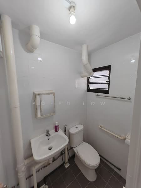 375 Clementi Avenue 4, 375 Clementi Avenue 4, 2 Bedrooms, 740 sqft, HDB Flat For Sale, by Po-Yu Low, 500159095 - Bathroom - PropertyGuru.com.sg