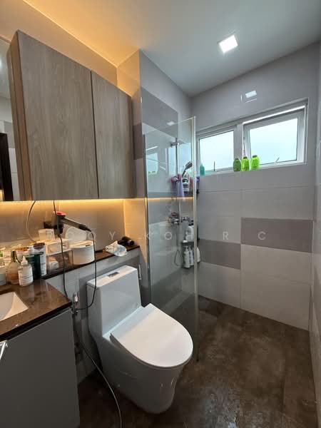 Mera Gardens, Almond Avenue, 5 Bedrooms, 2,010 sqft, Terraced House For Sale, by Roqy Koh R C, 500159107 - Bathroom - PropertyGuru.com.sg