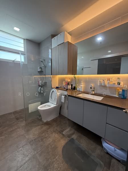 Mera Gardens, Almond Avenue, 5 Bedrooms, 2,010 sqft, Terraced House For Sale, by Roqy Koh R C, 500159107 - Bathroom - PropertyGuru.com.sg