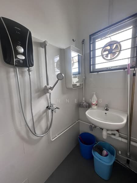 Pioneer Junction, 3 Soon Lee Street, 1,324 sqft, Factory / Workshop (B2) For Sale, by Joanne Ng, 500159111 - Bathroom - CommercialGuru.com.sg