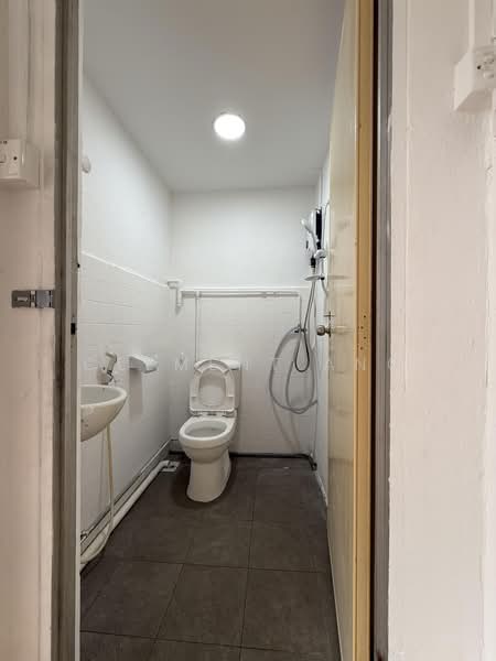 Clementi Shopping Centre, 354 Clementi Avenue 2, 1,614 sqft, Other Retail For Sale, by Clement Ang, 500159115 - Bathroom - CommercialGuru.com.sg