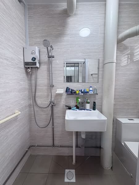 160 Simei Road, 160 Simei Road, 3 Bedrooms, 1,119 sqft, HDB Flat For Sale, by Sharique Tan, 500159127 - Bathroom - PropertyGuru.com.sg
