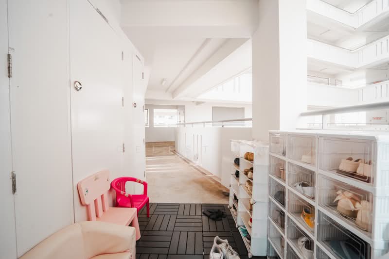 890C Tampines Avenue 1, 890C Tampines Avenue 1, 2 Bedrooms, 742 sqft, HDB Flat For Sale, by Celest Ho, 500159130 - Corridor - PropertyGuru.com.sg