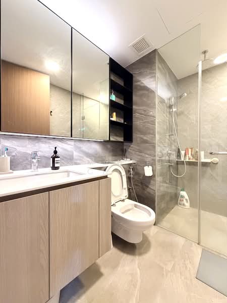 Whistler Grand, 107 West Coast Vale, 2 Bedrooms, 614 sqft, Condominium For Rent, by Emmanuel Chia, 500159150 - Bathroom - PropertyGuru.com.sg