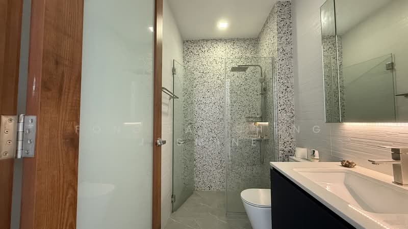 Newton Edge, 3 Makeway Avenue, 2 Bedrooms, 1,281 sqft, Condominium For Rent, by Fong Lai Cheng Jasmine, 500159162 - Ensuite Bathroom - PropertyGuru.com.sg