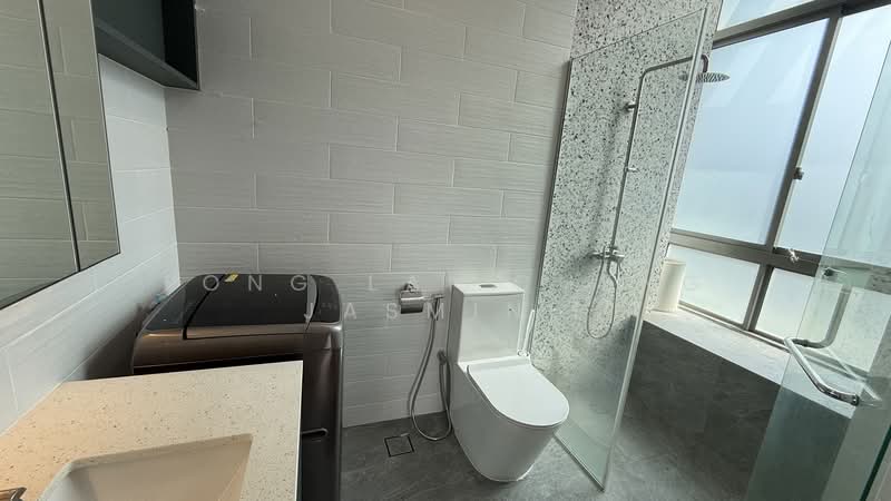Newton Edge, 3 Makeway Avenue, 2 Bedrooms, 1,281 sqft, Condominium For Rent, by Fong Lai Cheng Jasmine, 500159162 - Bathroom on lower floor - PropertyGuru.com.sg