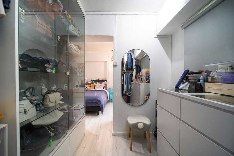 327 Sembawang Crescent, 327 Sembawang Crescent, 3 Bedrooms, 1,323 sqft, HDB Flat For Sale, by Aaron Yong Wei Ming, 500159173 - Walk in closet - PropertyGuru.com.sg