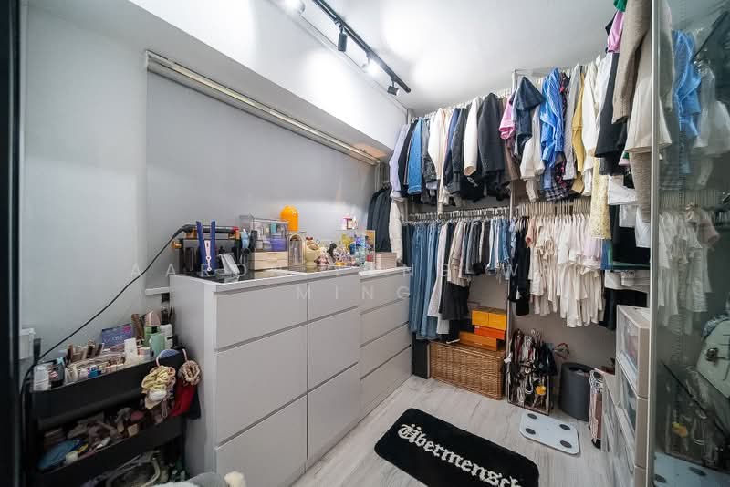 327 Sembawang Crescent, 327 Sembawang Crescent, 3 Bedrooms, 1,323 sqft, HDB Flat For Sale, by Aaron Yong Wei Ming, 500159173 - Walk in closet - PropertyGuru.com.sg