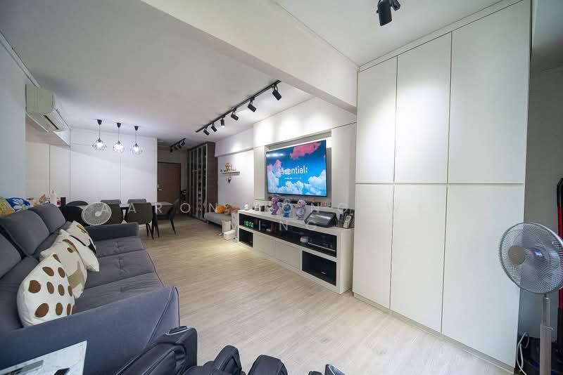 327 Sembawang Crescent, 327 Sembawang Crescent, 3 Bedrooms, 1,323 sqft, HDB Flat For Sale, by Aaron Yong Wei Ming, 500159173 - Living Room - PropertyGuru.com.sg