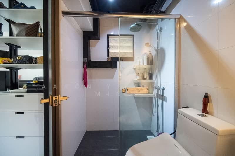 327 Sembawang Crescent, 327 Sembawang Crescent, 3 Bedrooms, 1,323 sqft, HDB Flat For Sale, by Aaron Yong Wei Ming, 500159173 - Master Bathroom - PropertyGuru.com.sg